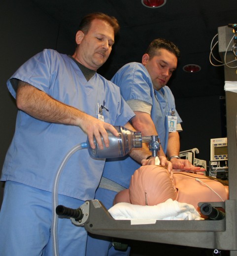 Wiederbelebungstraining an einem Dummy (Foto: http://commons.wikimedia.org/wiki/File:CPR_Dummy-Air_Force.JPG)