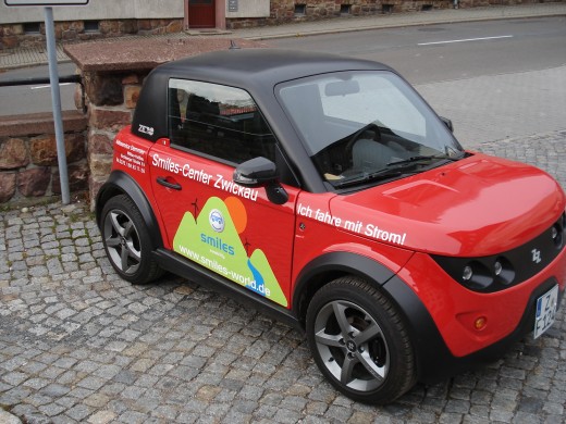 das ist der zweisitzige Stromer "Tazzari Zero" des Herstellers Smiles-World: http://www.smiles-world.de/tazzari-zero-konzept