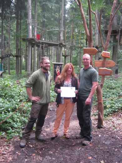 Danny Schubert (links) und René Petzold (rechts), Geschäftsführer des Waldseilparkes, überreichen Barbara Stanja, Geschäftsführerin des Deutschen Kinderschutzbundes (DKSB) KV Sächsische Schweiz-Osterzgebirge, die Spende. Bildquelle: Kinderschutzbund Region Weißeritz.