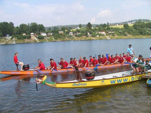 Drachenboote auf der Talsperre